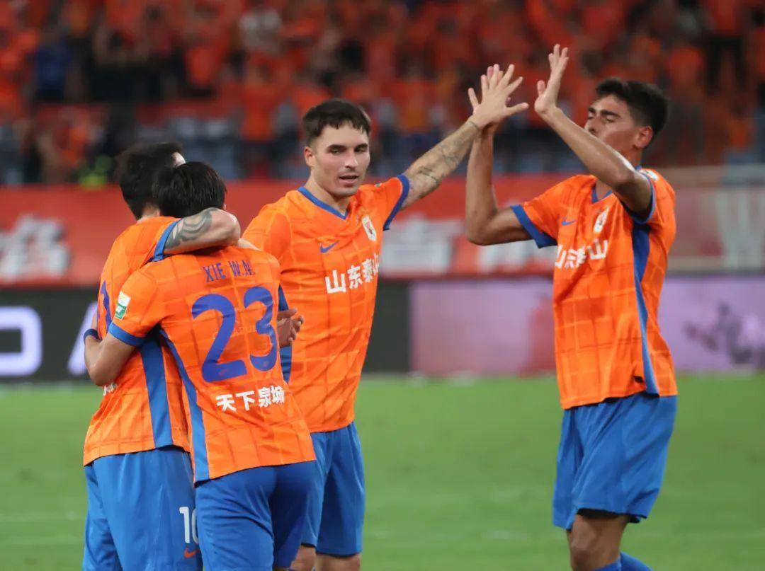 关于山东男篮迎中超关键赛，冲刺阶段刷新队史纪录，态度坚定，临场指挥获称赞的信息