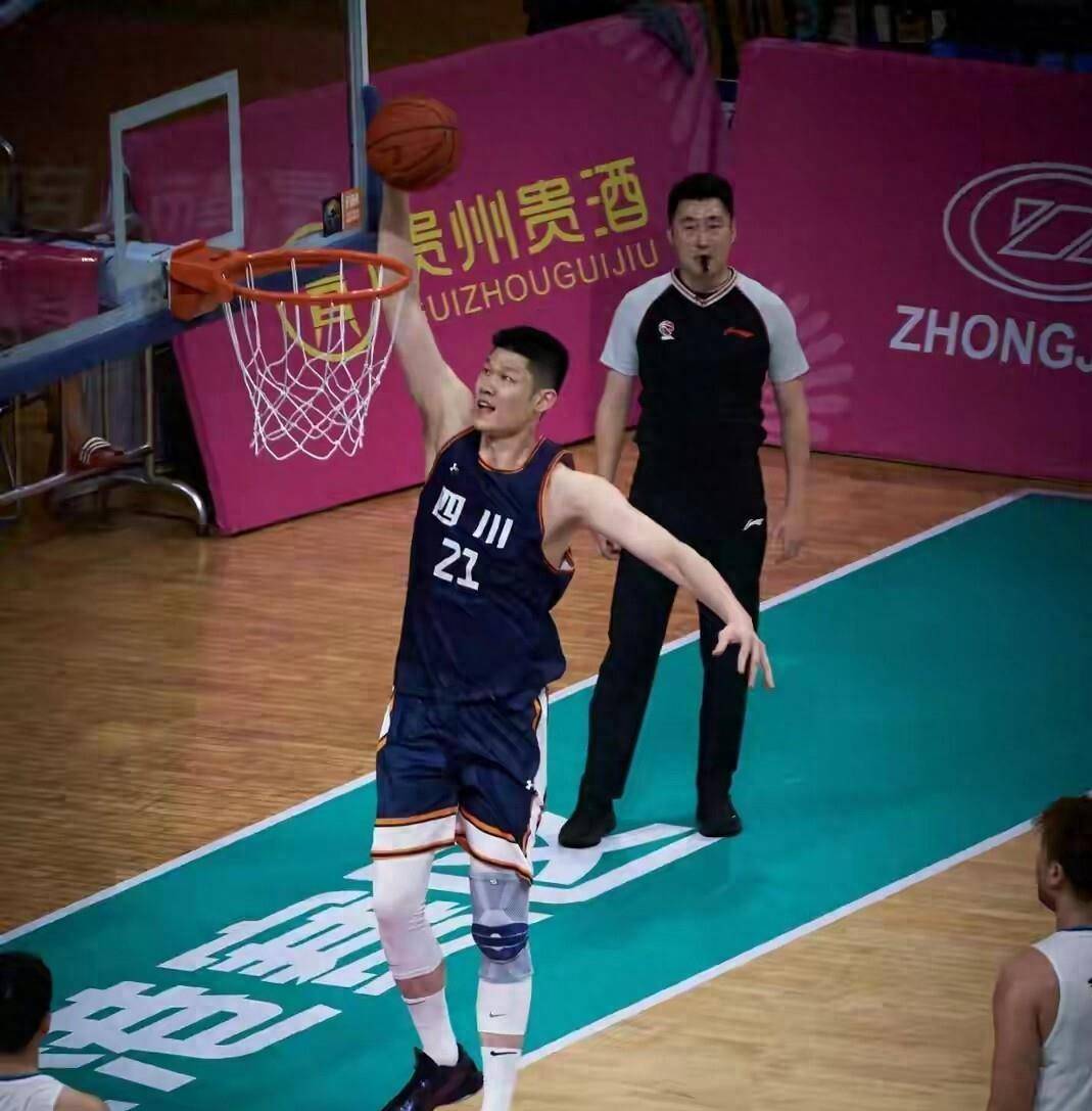 广厦男篮训练开放日；转会期篮板制胜引欢呼；意大利杯在即；数据趋势出现新变化的简单介绍